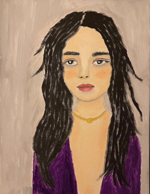 戴金色項鍊的女人